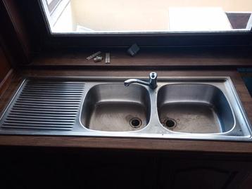 Dubbele inox spoelbak met mengkraan  beschikbaar voor biedingen