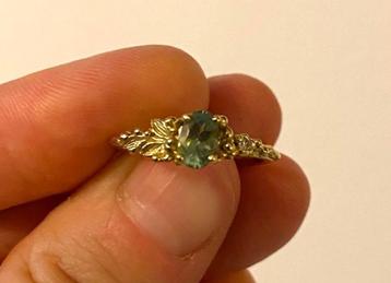 Ring goud met groene steen / 17 mm beschikbaar voor biedingen