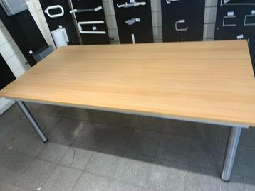 Tafels 100 x 200 cm beschikbaar voor biedingen