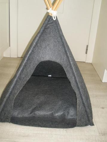 Tente Tipi /  Niche pour chat et  pour petits chiens  beschikbaar voor biedingen