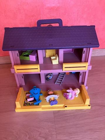Poppenhuis met accessoires  beschikbaar voor biedingen