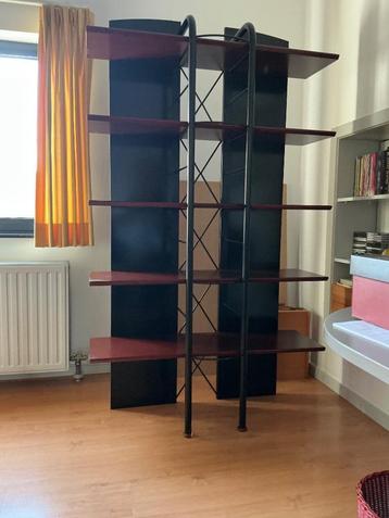 boekenrek, secretaire, stoel beschikbaar voor biedingen