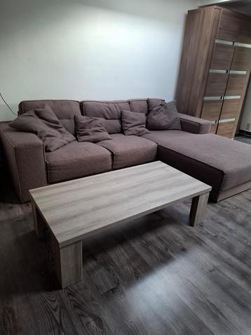 Stevige salontafel uit hout, modern en kwaliteitsvol beschikbaar voor biedingen