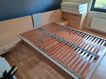 Bed 140cm met aangebouwde nachtkastjes beschikbaar voor biedingen