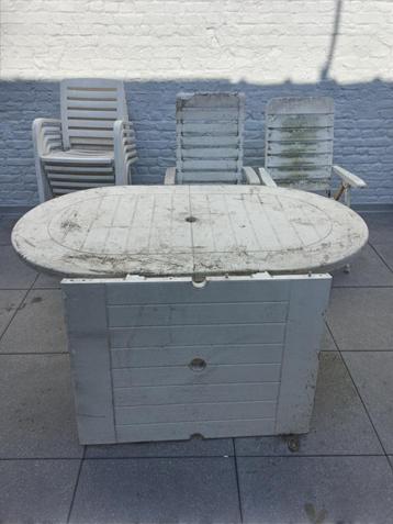 GRAND TANLES ET 8 CHAISES beschikbaar voor biedingen