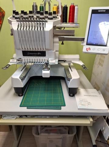 Machine à broder Brother PR1000e + accessoires, Enlèvement, Comme neuf, Broderies à la machine, Machine à broder