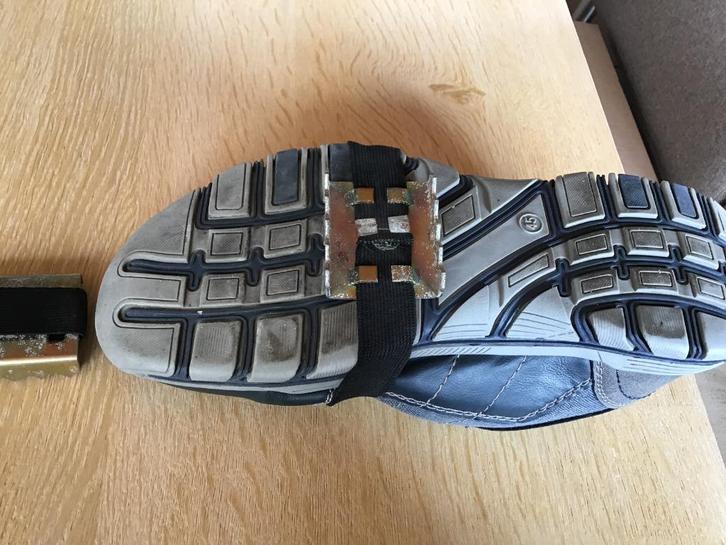 2 Metalen haken te plaatsen onder je schoen wanneer het glad, Sport en Fitness, Schaatsen, Zo goed als nieuw, Overige typen, Ophalen of Verzenden