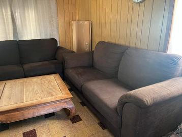 Bruine interieur zetels met poefs beschikbaar voor biedingen
