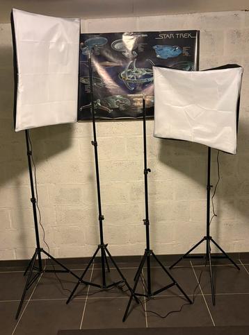 Fotostudio materiaal - 4 staanders en 2 lichtkoepels, Enlèvement ou Envoi, Comme neuf