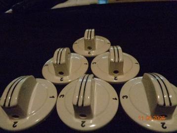           13 PORCELEINE KNOPPEN GASFORNUIS  beschikbaar voor biedingen