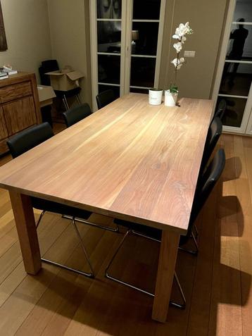 Tafel massief hout TOP kwaliteit 250 EUR (evt met stoelen) beschikbaar voor biedingen