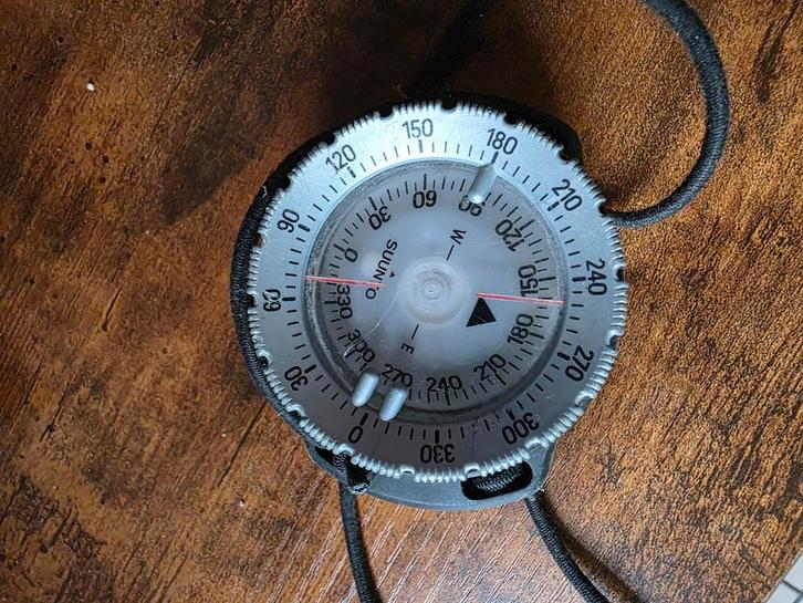 Boussole de plongée Suunto – À saisir 40€ !, Watersport en Boten, Duiken, Zo goed als nieuw, Ophalen of Verzenden
