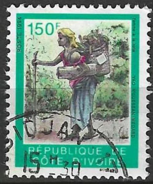 Ivoorkust 1994 - Yvert 934 - Een houtsprokkelende vrouw (ST), Postzegels en Munten, Postzegels | Afrika, Gestempeld, Verzenden
