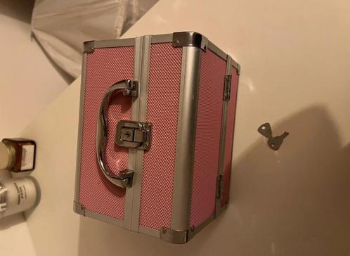 Roze beautycase – met sleutels, Handtassen en Accessoires, Beautycases, Zo goed als nieuw, Roze, Ophalen of Verzenden