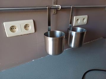 Stang met roestvrije bakjes beschikbaar voor biedingen