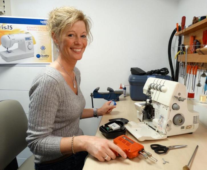 Naaimachine lockmachine reparatie en onderhoud alle merken, Hobby en Vrije tijd, Naaimachines en Toebehoren, Gebruikt, Naaimachine