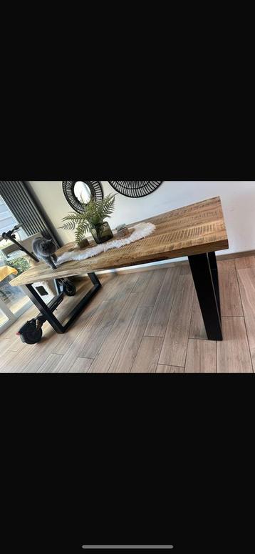 Eettafel beschikbaar voor biedingen
