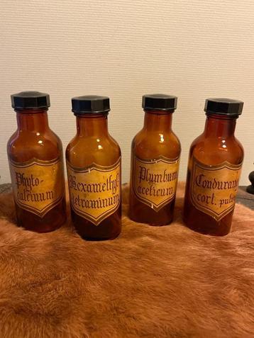Antieke  apotheek potten beschikbaar voor biedingen