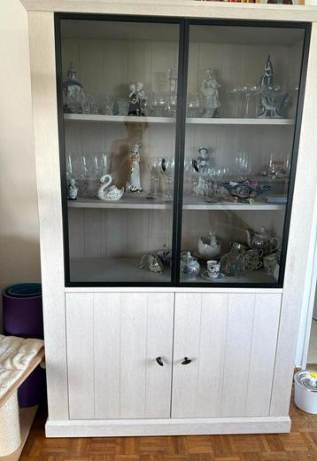 Te koop: Vitrinekast / servieskast in licht hout beschikbaar voor biedingen
