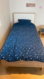 Eenpersoonsbed en nachtkastje, lattenbodem, matras en dekbed, Ophalen, 200 cm