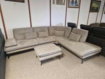 STOFFEN HOEKSALON MET POEF AFM 310 X 250 in heel goede staat beschikbaar voor biedingen