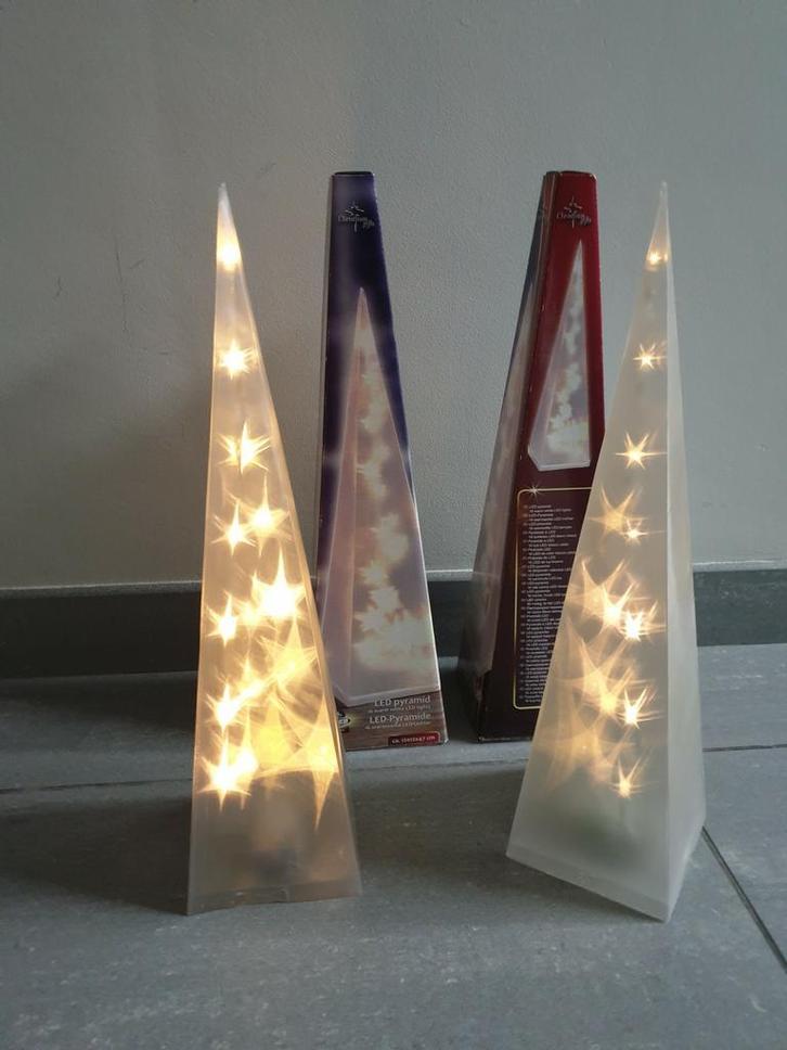 2 pyramides met 16 LED-lampjes / stuk - KERST, Diversen, Kerst, Zo goed als nieuw, Ophalen of Verzenden
