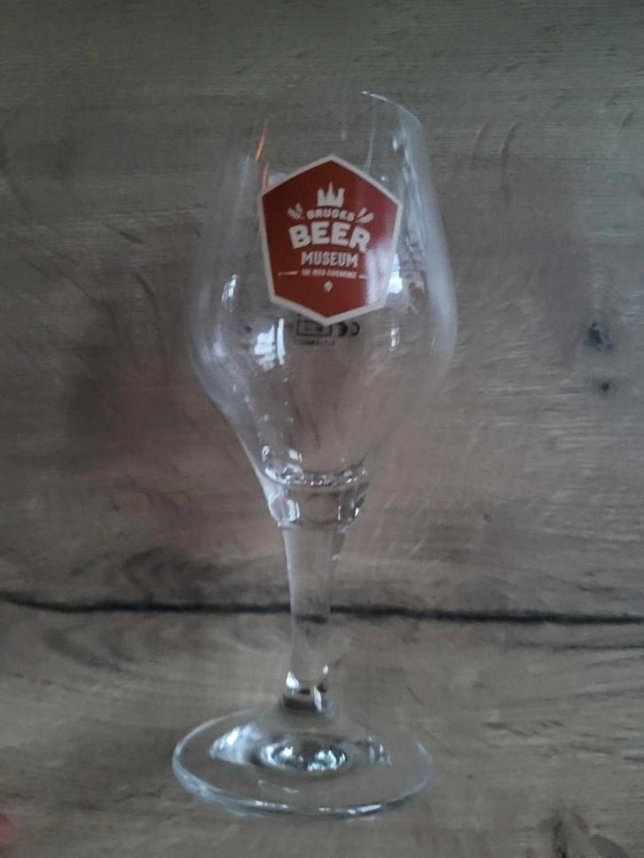 Bierglazen op voet voor verzamelaars : deel 4, Verzamelen, Biermerken, Zo goed als nieuw, Duvel, Ophalen of Verzenden