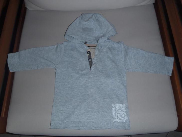 grijze trui met capuchon maat 68, Kinderen en Baby's, Babykleding | Maat 68, Zo goed als nieuw, Jongetje, Truitje of Vestje, Ophalen of Verzenden
