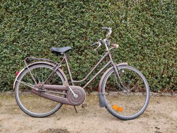 Oude fiets beschikbaar voor biedingen