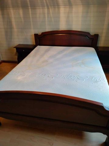 Slaapkamer (bed, kastje, 2 nachtkastjes en grote kast) beschikbaar voor biedingen