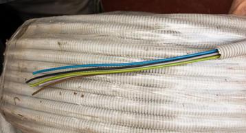 Geribde buis met kabel VOB 5x1,5mm² beschikbaar voor biedingen