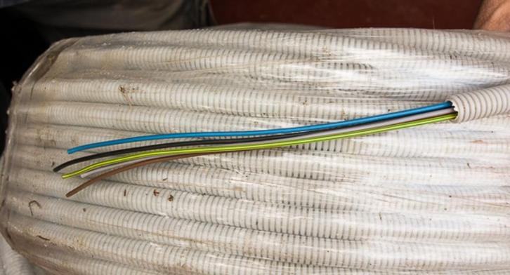 Geribde buis met kabel VOB 5x1,5mm², Doe-het-zelf en Bouw, Overige Doe-Het-Zelf en Bouw, Zo goed als nieuw, Ophalen