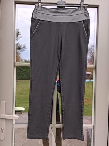 Zwarte broek met kunstleer in de taille en zakken beschikbaar voor biedingen