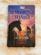 Boek De Moorland manege, Boeken, Kinderboeken | Jeugd | 10 tot 12 jaar, Ophalen of Verzenden, Zo goed als nieuw