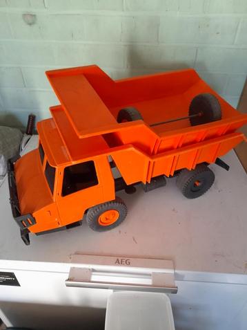 Grote oranje camion merk MOB SUPERJOUET made in france  beschikbaar voor biedingen