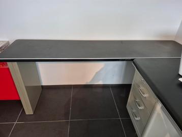 Vintage metalen tafel beschikbaar voor biedingen