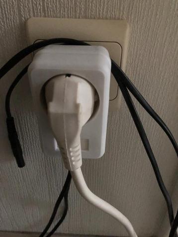 Adapter met 2 “Type C7” stroomkabels beschikbaar voor biedingen