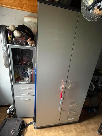 Bureau met 2 kasten en 1 kleerkast  beschikbaar voor biedingen
