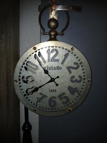 Zinken Vintage klok  beschikbaar voor biedingen