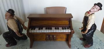 vintage beeld laurel en hardy met piano beschikbaar voor biedingen