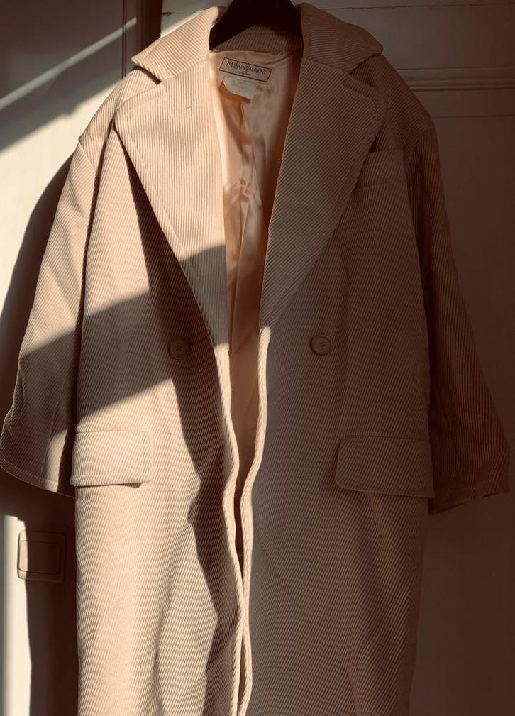 Jas van Yves Saint Laurent, Kleding | Dames, Topjes, Gedragen, Maat 42/44 (L), Beige, Ophalen of Verzenden