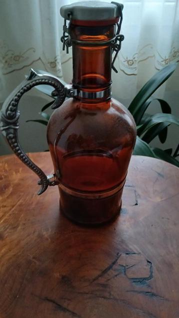 Prachtige vintage alcoholfles met rum beschikbaar voor biedingen