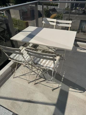 Buitentafel met 4 inklapbare stoelen en kussens – wit beschikbaar voor biedingen