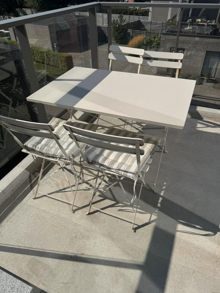 Buitentafel met 4 inklapbare stoelen en kussens – wit, Tuin en Terras, Tuinstoelen, Gebruikt, Aluminium, Inklapbaar, Ophalen