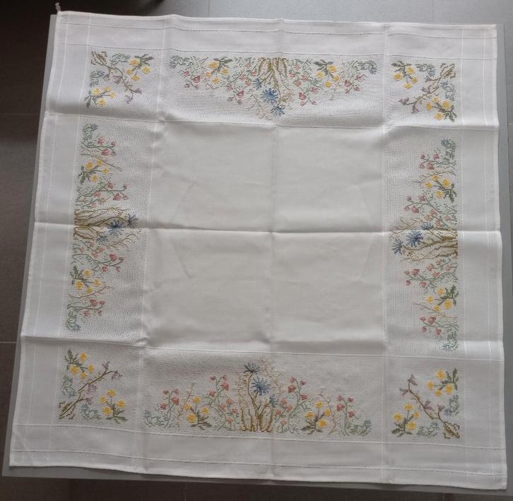 Nappe : fleurs sauvages, Maison & Meubles, Nappes, Neuf, Carré, Enlèvement ou Envoi