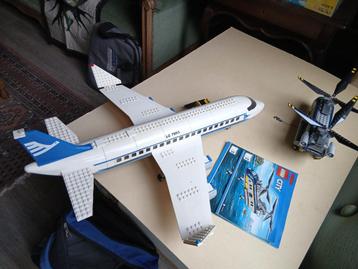 Lego lijnvliegtuig en heli met twee rotoren beschikbaar voor biedingen