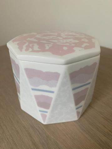 Zeldzaam Wedgwood "Pastel Strata" porseleinen potje beschikbaar voor biedingen