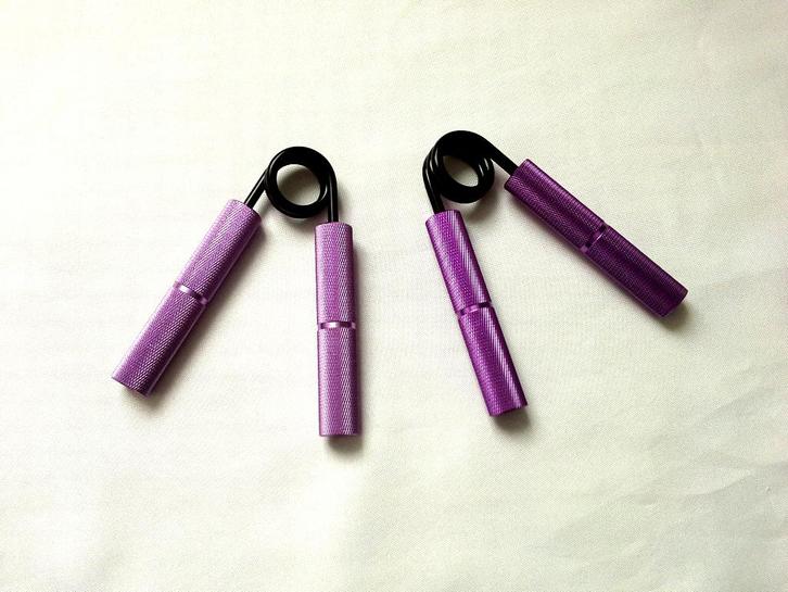 Lot de 2 pinces à main en métal 50 et 100 livres, Sports & Fitness, Appareils de fitness, Utilisé, Métal, Enlèvement ou Envoi