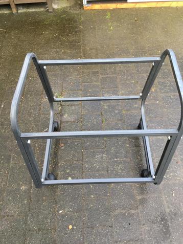 2 METALEN STAANDERS VOOR VOGELKOOIEN NU 45 EURO/STUK beschikbaar voor biedingen