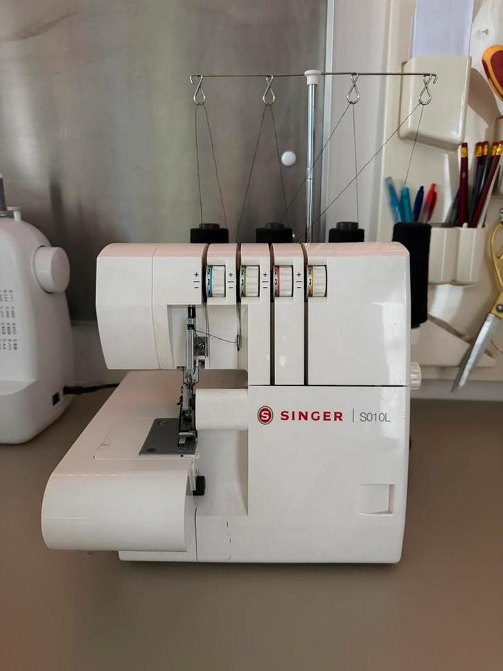 Singer Overlock S010L 4draads overlocker in zeer nette staat, Hobby en Vrije tijd, Naaimachines en Toebehoren, Zo goed als nieuw